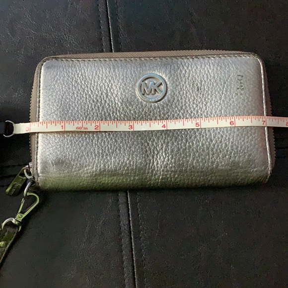 Michael Kors Wallet with removable wrist strap - Picture 7 of 10